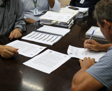 O Governo do Paraná assinou nesta segunda-feira (22) os primeiros contratos com 153 cooperativas e associações da agricultura familiar para a entrega de 28 mil toneladas de gêneros alimentícios para a merenda escolar.  -  Curitiba, 22/04/2019  -  Foto: Divulgação Fundepar