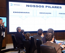 O Departamento de Trânsito do Paraná (Detran) vai intensificar as operações e ações educativas para diminuir os números de acidentes Estado. O assunto foi apresentado nesta terça-feira (23) pelo diretor-geral do órgão, Cesar Kogut, durante a reunião da equipe do governo, no Palácio Iguaçu. O encontro foi coordenado pelo governador em exercício Darci Piana. Foto Gilson Abreu ANPr