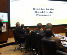 O Departamento de Trânsito do Paraná (Detran) vai intensificar as operações e ações educativas para diminuir os números de acidentes Estado. O assunto foi apresentado nesta terça-feira (23) pelo diretor-geral do órgão, Cesar Kogut, durante a reunião da equipe do governo, no Palácio Iguaçu. O encontro foi coordenado pelo governador em exercício Darci Piana. Foto Gilson Abreu ANPr