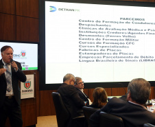 O Departamento de Trânsito do Paraná (Detran) vai intensificar as operações e ações educativas para diminuir os números de acidentes Estado. O assunto foi apresentado nesta terça-feira (23) pelo diretor-geral do órgão, Cesar Kogut, durante a reunião da equipe do governo, no Palácio Iguaçu. O encontro foi coordenado pelo governador em exercício Darci Piana. Foto Gilson Abreu ANPr