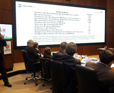 O Departamento de Trânsito do Paraná (Detran) vai intensificar as operações e ações educativas para diminuir os números de acidentes Estado. O assunto foi apresentado nesta terça-feira (23) pelo diretor-geral do órgão, Cesar Kogut, durante a reunião da equipe do governo, no Palácio Iguaçu. O encontro foi coordenado pelo governador em exercício Darci Piana. Foto Gilson Abreu ANPr