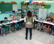 Os Portos do Paraná deram início ao primeiro módulo do Programa de Educação Ambiental de 2019. As atividades com as crianças da rede municipal de 12 comunidades do entorno começaram este mês e serão realizadas a cada bimestre, até novembro. No total, são quase 300 alunos, de 1º a 5º anos, que participam das aulas e momentos lúdicos preparados pelos profissionais. Foto: Claudio Neves/APPA
