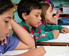 Os Portos do Paraná deram início ao primeiro módulo do Programa de Educação Ambiental de 2019. As atividades com as crianças da rede municipal de 12 comunidades do entorno começaram este mês e serão realizadas a cada bimestre, até novembro. No total, são quase 300 alunos, de 1º a 5º anos, que participam das aulas e momentos lúdicos preparados pelos profissionais. Foto: Claudio Neves/APPA