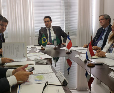 O governador Carlos Massa Ratinho Junior se reuniu na segunda-feira (29), em Brasília, com os embaixadores Nimia Ermelinda da Silva Boschert, do Paraguai, e Fernando Schmidt Ariztía, do Chile, para tratar do projeto do corredor bioceânico entre o Porto de Paranaguá e o Porto de Antofagasta.Foto: Divulgação/ANPr