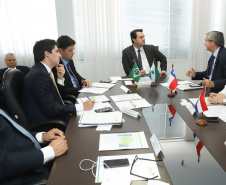 O governador Carlos Massa Ratinho Junior se reuniu na segunda-feira (29), em Brasília, com os embaixadores Nimia Ermelinda da Silva Boschert, do Paraguai, e Fernando Schmidt Ariztía, do Chile, para tratar do projeto do corredor bioceânico entre o Porto de Paranaguá e o Porto de Antofagasta. - BRasília, 29/04/2019 - Foto: Rodrigo Félix Leal/ANPr