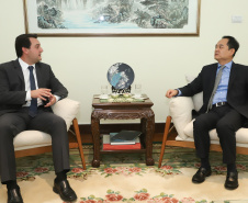 CHINA -  O governador Carlos Massa Ratinho também esteve com o embaixador da China no Brasil, Yang Wanming. Ele apresentou como resultado da recente viagem ao país, na semana passada, a confirmação da visita do CEO da China Communications Construction Company (CCCC) - estatal chinesa e maior empresa de infraestrutura do País - ao Paraná no dia 14 de maio. Na foto, o secretário da Infraestrurtura e Logística, Sandro Alex  -  Curitiba, 29/04/2019  -  Foto: Rodrigo Félix Leal/ANPr