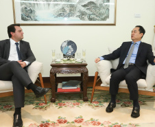 CHINA -  O governador Carlos Massa Ratinho também esteve com o embaixador da China no Brasil, Yang Wanming. Ele apresentou como resultado da recente viagem ao país, na semana passada, a confirmação da visita do CEO da China Communications Construction Company (CCCC) - estatal chinesa e maior empresa de infraestrutura do País - ao Paraná no dia 14 de maio. Na foto, o secretário da Infraestrurtura e Logística, Sandro Alex  -  Curitiba, 29/04/2019  -  Foto: Rodrigo Félix Leal/ANPr