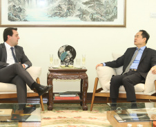 CHINA -  O governador Carlos Massa Ratinho também esteve com o embaixador da China no Brasil, Yang Wanming. Ele apresentou como resultado da recente viagem ao país, na semana passada, a confirmação da visita do CEO da China Communications Construction Company (CCCC) - estatal chinesa e maior empresa de infraestrutura do País - ao Paraná no dia 14 de maio. Na foto, o secretário da Infraestrurtura e Logística, Sandro Alex  -  Curitiba, 29/04/2019  -  Foto: Rodrigo Félix Leal/ANPr
