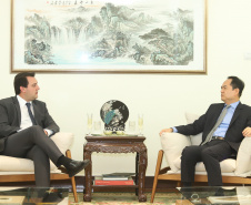 CHINA -  O governador Carlos Massa Ratinho também esteve com o embaixador da China no Brasil, Yang Wanming. Ele apresentou como resultado da recente viagem ao país, na semana passada, a confirmação da visita do CEO da China Communications Construction Company (CCCC) - estatal chinesa e maior empresa de infraestrutura do País - ao Paraná no dia 14 de maio. Na foto, o secretário da Infraestrurtura e Logística, Sandro Alex  -  Curitiba, 29/04/2019  -  Foto: Rodrigo Félix Leal/ANPr