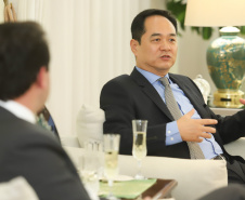 CHINA -  O governador Carlos Massa Ratinho também esteve com o embaixador da China no Brasil, Yang Wanming. Ele apresentou como resultado da recente viagem ao país, na semana passada, a confirmação da visita do CEO da China Communications Construction Company (CCCC) - estatal chinesa e maior empresa de infraestrutura do País - ao Paraná no dia 14 de maio. Na foto, o secretário da Infraestrurtura e Logística, Sandro Alex  -  Curitiba, 29/04/2019  -  Foto: Rodrigo Félix Leal/ANPr