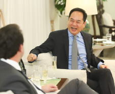CHINA -  O governador Carlos Massa Ratinho também esteve com o embaixador da China no Brasil, Yang Wanming. Ele apresentou como resultado da recente viagem ao país, na semana passada, a confirmação da visita do CEO da China Communications Construction Company (CCCC) - estatal chinesa e maior empresa de infraestrutura do País - ao Paraná no dia 14 de maio. Na foto, o secretário da Infraestrurtura e Logística, Sandro Alex  -  Curitiba, 29/04/2019  -  Foto: Rodrigo Félix Leal/ANPr
