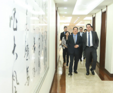 CHINA -  O governador Carlos Massa Ratinho também esteve com o embaixador da China no Brasil, Yang Wanming. Ele apresentou como resultado da recente viagem ao país, na semana passada, a confirmação da visita do CEO da China Communications Construction Company (CCCC) - estatal chinesa e maior empresa de infraestrutura do País - ao Paraná no dia 14 de maio. Na foto, o secretário da Infraestrurtura e Logística, Sandro Alex  -  Curitiba, 29/04/2019  -  Foto: Rodrigo Félix Leal/ANPr