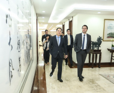 CHINA -  O governador Carlos Massa Ratinho também esteve com o embaixador da China no Brasil, Yang Wanming. Ele apresentou como resultado da recente viagem ao país, na semana passada, a confirmação da visita do CEO da China Communications Construction Company (CCCC) - estatal chinesa e maior empresa de infraestrutura do País - ao Paraná no dia 14 de maio. Na foto, o secretário da Infraestrurtura e Logística, Sandro Alex  -  Curitiba, 29/04/2019  -  Foto: Rodrigo Félix Leal/ANPr