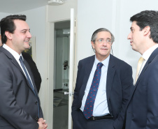 O governador Carlos Massa Ratinho Junior se reuniu na segunda-feira (29), em Brasília, com os embaixadores Nimia Ermelinda da Silva Boschert, do Paraguai, e Fernando Schmidt Ariztía, do Chile, para tratar do projeto do corredor bioceânico entre o Porto de Paranaguá e o Porto de Antofagasta.  -  BRasília, 29/04/2019  -  Foto: Rodrigo Félix Leal/ANPr