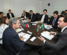 O governador Carlos Massa Ratinho Junior se reuniu na segunda-feira (29), em Brasília, com os embaixadores Nimia Ermelinda da Silva Boschert, do Paraguai, e Fernando Schmidt Ariztía, do Chile, para tratar do projeto do corredor bioceânico entre o Porto de Paranaguá e o Porto de Antofagasta.  -  BRasília, 29/04/2019  -  Foto: Rodrigo Félix Leal/ANPr