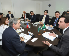 O governador Carlos Massa Ratinho Junior se reuniu na segunda-feira (29), em Brasília, com os embaixadores Nimia Ermelinda da Silva Boschert, do Paraguai, e Fernando Schmidt Ariztía, do Chile, para tratar do projeto do corredor bioceânico entre o Porto de Paranaguá e o Porto de Antofagasta.  -  BRasília, 29/04/2019  -  Foto: Rodrigo Félix Leal/ANPr
