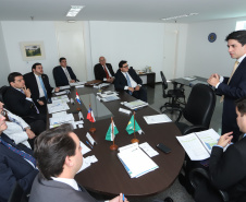 O governador Carlos Massa Ratinho Junior se reuniu na segunda-feira (29), em Brasília, com os embaixadores Nimia Ermelinda da Silva Boschert, do Paraguai, e Fernando Schmidt Ariztía, do Chile, para tratar do projeto do corredor bioceânico entre o Porto de Paranaguá e o Porto de Antofagasta.  -  BRasília, 29/04/2019  -  Foto: Rodrigo Félix Leal/ANPr