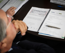 O governador Carlos Massa Ratinho Junior se reuniu na segunda-feira (29), em Brasília, com os embaixadores Nimia Ermelinda da Silva Boschert, do Paraguai, e Fernando Schmidt Ariztía, do Chile, para tratar do projeto do corredor bioceânico entre o Porto de Paranaguá e o Porto de Antofagasta.  -  BRasília, 29/04/2019  -  Foto: Rodrigo Félix Leal/ANPr