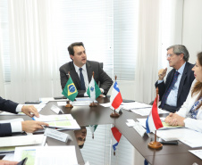 O governador Carlos Massa Ratinho Junior se reuniu na segunda-feira (29), em Brasília, com os embaixadores Nimia Ermelinda da Silva Boschert, do Paraguai, e Fernando Schmidt Ariztía, do Chile, para tratar do projeto do corredor bioceânico entre o Porto de Paranaguá e o Porto de Antofagasta.  -  BRasília, 29/04/2019  -  Foto: Rodrigo Félix Leal/ANPr
