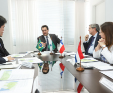 O governador Carlos Massa Ratinho Junior se reuniu na segunda-feira (29), em Brasília, com os embaixadores Nimia Ermelinda da Silva Boschert, do Paraguai, e Fernando Schmidt Ariztía, do Chile, para tratar do projeto do corredor bioceânico entre o Porto de Paranaguá e o Porto de Antofagasta.  -  BRasília, 29/04/2019  -  Foto: Rodrigo Félix Leal/ANPr