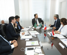 O governador Carlos Massa Ratinho Junior se reuniu na segunda-feira (29), em Brasília, com os embaixadores Nimia Ermelinda da Silva Boschert, do Paraguai, e Fernando Schmidt Ariztía, do Chile, para tratar do projeto do corredor bioceânico entre o Porto de Paranaguá e o Porto de Antofagasta.  -  BRasília, 29/04/2019  -  Foto: Rodrigo Félix Leal/ANPr