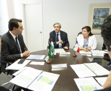 O governador Carlos Massa Ratinho Junior se reuniu na segunda-feira (29), em Brasília, com os embaixadores Nimia Ermelinda da Silva Boschert, do Paraguai, e Fernando Schmidt Ariztía, do Chile, para tratar do projeto do corredor bioceânico entre o Porto de Paranaguá e o Porto de Antofagasta.  -  BRasília, 29/04/2019  -  Foto: Rodrigo Félix Leal/ANPr