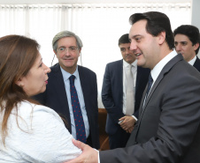 O governador Carlos Massa Ratinho Junior se reuniu na segunda-feira (29), em Brasília, com os embaixadores Nimia Ermelinda da Silva Boschert, do Paraguai, e Fernando Schmidt Ariztía, do Chile, para tratar do projeto do corredor bioceânico entre o Porto de Paranaguá e o Porto de Antofagasta.  -  BRasília, 29/04/2019  -  Foto: Rodrigo Félix Leal/ANPr