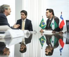O governador Carlos Massa Ratinho Junior se reuniu na segunda-feira (29), em Brasília, com os embaixadores Nimia Ermelinda da Silva Boschert, do Paraguai, e Fernando Schmidt Ariztía, do Chile, para tratar do projeto do corredor bioceânico entre o Porto de Paranaguá e o Porto de Antofagasta.  -  BRasília, 29/04/2019  -  Foto: Rodrigo Félix Leal/ANPr