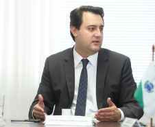 O governador Carlos Massa Ratinho Junior se reuniu na segunda-feira (29), em Brasília, com os embaixadores Nimia Ermelinda da Silva Boschert, do Paraguai, e Fernando Schmidt Ariztía, do Chile, para tratar do projeto do corredor bioceânico entre o Porto de Paranaguá e o Porto de Antofagasta.  -  BRasília, 29/04/2019  -  Foto: Rodrigo Félix Leal/ANPr