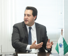 O governador Carlos Massa Ratinho Junior se reuniu na segunda-feira (29), em Brasília, com os embaixadores Nimia Ermelinda da Silva Boschert, do Paraguai, e Fernando Schmidt Ariztía, do Chile, para tratar do projeto do corredor bioceânico entre o Porto de Paranaguá e o Porto de Antofagasta.  -  BRasília, 29/04/2019  -  Foto: Rodrigo Félix Leal/ANPr