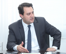 O governador Carlos Massa Ratinho Junior se reuniu na segunda-feira (29), em Brasília, com os embaixadores Nimia Ermelinda da Silva Boschert, do Paraguai, e Fernando Schmidt Ariztía, do Chile, para tratar do projeto do corredor bioceânico entre o Porto de Paranaguá e o Porto de Antofagasta.  -  BRasília, 29/04/2019  -  Foto: Rodrigo Félix Leal/ANPr