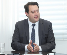 O governador Carlos Massa Ratinho Junior se reuniu na segunda-feira (29), em Brasília, com os embaixadores Nimia Ermelinda da Silva Boschert, do Paraguai, e Fernando Schmidt Ariztía, do Chile, para tratar do projeto do corredor bioceânico entre o Porto de Paranaguá e o Porto de Antofagasta.  -  BRasília, 29/04/2019  -  Foto: Rodrigo Félix Leal/ANPr