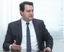 O governador Carlos Massa Ratinho Junior se reuniu na segunda-feira (29), em Brasília, com os embaixadores Nimia Ermelinda da Silva Boschert, do Paraguai, e Fernando Schmidt Ariztía, do Chile, para tratar do projeto do corredor bioceânico entre o Porto de Paranaguá e o Porto de Antofagasta.  -  BRasília, 29/04/2019  -  Foto: Rodrigo Félix Leal/ANPr