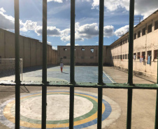 O Paraná atingiu em março a marca de 47,72% dos presos fazendo algum tipo de atividade educacional, segundo o Departamento Penitenciário (Depen-PR). O índice é consideravelmente superior a fevereiro, quando o Estado fechou com 36,3% e alcançou o segundo lugar entre as unidades da federação, perdendo apenas para o Piauí (40%). Foto:José Fernando Ogura/ANPr