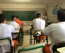 O Paraná atingiu em março a marca de 47,72% dos presos fazendo algum tipo de atividade educacional, segundo o Departamento Penitenciário (Depen-PR). O índice é consideravelmente superior a fevereiro, quando o Estado fechou com 36,3% e alcançou o segundo lugar entre as unidades da federação, perdendo apenas para o Piauí (40%). Foto:José Fernando Ogura/ANPr