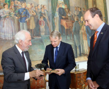  O vice-governador Darci Piana recebeu nesta quinta-feira (2), no Palácio Iguaçu, o embaixador da Holanda no Brasil, Cornelis Van Rij, e apresentou os potenciais do Estado nas áreas da agricultura, indústria, infraestrutura e inovação.Foto:Jaelson Lucas / ANPr