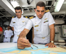O navio Sirius (H-21), da Marinha do Brasil, está nas proximidades da Barra de Paranaguá para o levantamento hidrográfico que vai permitir a atualização de uma das Cartas Náuticas. Com o dados atualizados, a navegação ficará mais segura na região. Com mais segurança, também existem os ganhos operacionais nos Portos do Paraná. Foto: Claudio Neves/APPA