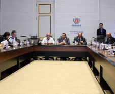 Representantes do Governo do Estado, da Assembleia Legislativa e de sindicatos de servidores públicos realizaram nesta sexta-feira (03) da primeira reunião de trabalho da comissão permanente criada para debater as demandas do funcionalismo estadual.
Foto Gilson Abreu/ANPr