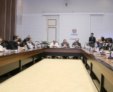 Representantes do Governo do Estado, da Assembleia Legislativa e de sindicatos de servidores públicos realizaram nesta sexta-feira (03) da primeira reunião de trabalho da comissão permanente criada para debater as demandas do funcionalismo estadual.
Foto Gilson Abreu/ANPr