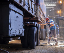 Os Portos do Paraná vão usar a partir deste mês um sistema eletrônico de rastreamento nos veículos que fazem o transporte de caçambas com os resíduos sólidos produzidos no cais, no pátio de triagem e no entorno da área portuária. Foto: Claudio Neves/APPA