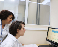Estudantes paranaenses de graduação e pós-graduação contam com o apoio do Instituto de Tecnologia do Paraná (Tecpar) para o desenvolvimento de pesquisas acadêmicas que necessitam de equipamentos e laboratórios especializados.  Foto: Divulgação/Tecpar