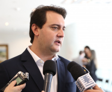 O governador Carlos Massa Ratinho Junior assinou nesta segunda-feira (6) decreto que prorroga os benefícios fiscais do Imposto sobre Circulação de Mercadorias e Serviços (ICMS) ao setor produtivo de todo o Estado. A medida beneficia setores como a agropecuária e indústria e busca manter a competitividade de mercado de diversos produtos paranaenses. Foto: José Fernando Ogura/ANPr - 06/05/2019