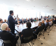 O governador Carlos Massa Ratinho Junior assinou nesta segunda-feira (6) decreto que prorroga os benefícios fiscais do Imposto sobre Circulação de Mercadorias e Serviços (ICMS) ao setor produtivo de todo o Estado. A medida beneficia setores como a agropecuária e indústria e busca manter a competitividade de mercado de diversos produtos paranaenses. Foto: José Fernando Ogura/ANPr - 06/05/2019