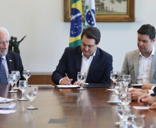 O governador Carlos Massa Ratinho Junior assinou nesta segunda-feira (6) decreto que prorroga os benefícios fiscais do Imposto sobre Circulação de Mercadorias e Serviços (ICMS) ao setor produtivo de todo o Estado. A medida beneficia setores como a agropecuária e indústria e busca manter a competitividade de mercado de diversos produtos paranaenses. Foto: José Fernando Ogura/ANPr - 06/05/2019