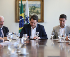 O governador Carlos Massa Ratinho Junior assinou nesta segunda-feira (6) decreto que prorroga os benefícios fiscais do Imposto sobre Circulação de Mercadorias e Serviços (ICMS) ao setor produtivo de todo o Estado. A medida beneficia setores como a agropecuária e indústria e busca manter a competitividade de mercado de diversos produtos paranaenses. Foto: José Fernando Ogura/ANPr - 06/05/2019