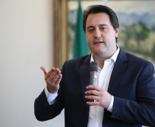O governador Carlos Massa Ratinho Junior assinou nesta segunda-feira (6) decreto que prorroga os benefícios fiscais do Imposto sobre Circulação de Mercadorias e Serviços (ICMS) ao setor produtivo de todo o Estado. A medida beneficia setores como a agropecuária e indústria e busca manter a competitividade de mercado de diversos produtos paranaenses. Foto: José Fernando Ogura/ANPr - 06/05/2019