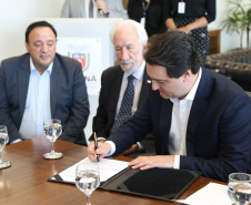 O governador Carlos Massa Ratinho Junior assinou nesta segunda-feira (6) decreto que prorroga os benefícios fiscais do Imposto sobre Circulação de Mercadorias e Serviços (ICMS) ao setor produtivo de todo o Estado. A medida beneficia setores como a agropecuária e indústria e busca manter a competitividade de mercado de diversos produtos paranaenses. Foto: José Fernando Ogura/ANPr - 06/05/2019