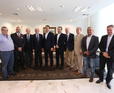 O governador Carlos Massa Ratinho Junior assinou nesta segunda-feira (6) decreto que prorroga os benefícios fiscais do Imposto sobre Circulação de Mercadorias e Serviços (ICMS) ao setor produtivo de todo o Estado. A medida beneficia setores como a agropecuária e indústria e busca manter a competitividade de mercado de diversos produtos paranaenses. Foto: José Fernando Ogura/ANPr - 06/05/2019