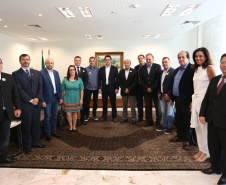 O governador Carlos Massa Ratinho Junior assinou nesta segunda-feira (6) decreto que prorroga os benefícios fiscais do Imposto sobre Circulação de Mercadorias e Serviços (ICMS) ao setor produtivo de todo o Estado. A medida beneficia setores como a agropecuária e indústria e busca manter a competitividade de mercado de diversos produtos paranaenses. Foto: José Fernando Ogura/ANPr - 06/05/2019