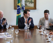 O governador Carlos Massa Ratinho Junior assinou nesta segunda-feira (6) decreto que prorroga os benefícios fiscais do Imposto sobre Circulação de Mercadorias e Serviços (ICMS) ao setor produtivo de todo o Estado. A medida beneficia setores como a agropecuária e indústria e busca manter a competitividade de mercado de diversos produtos paranaenses. Foto: José Fernando Ogura/ANPr - 06/05/2019